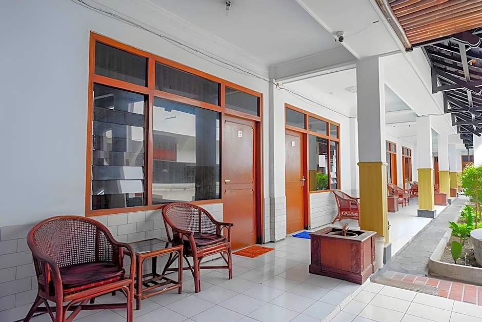 RedDoorz Plus near Alun Alun Selatan