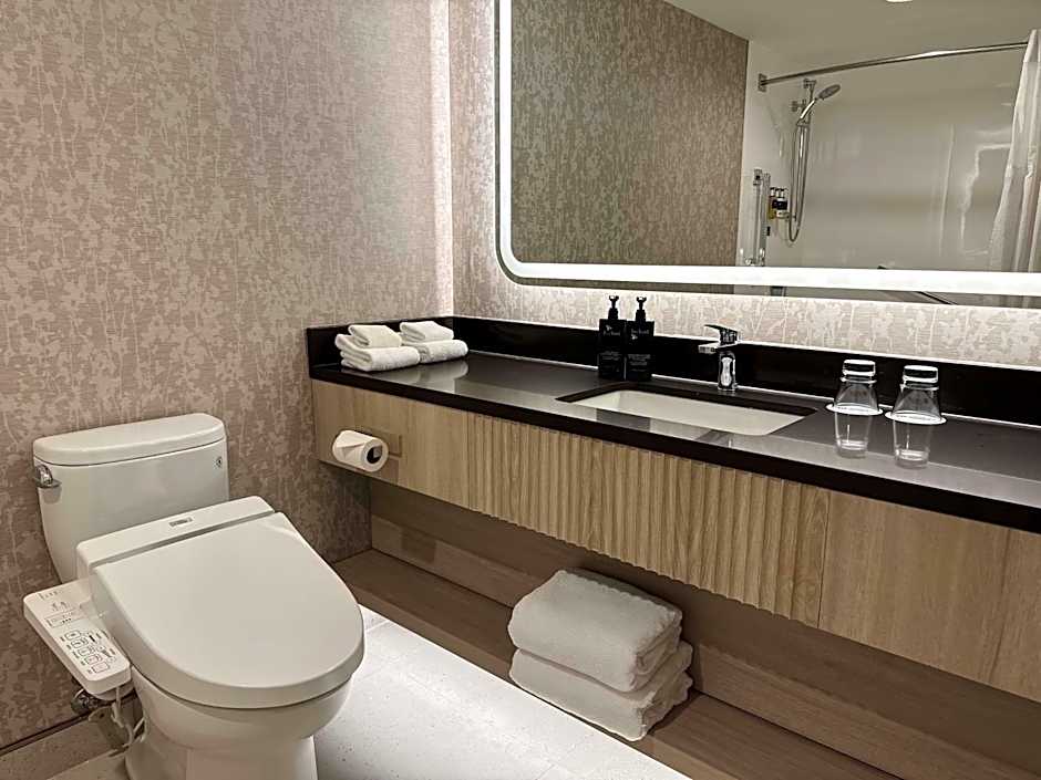 Coast Victoria Hotel & Marina by APA