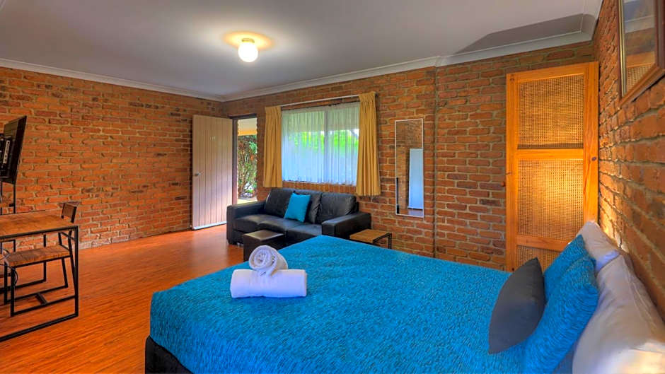 Wondai Colonial Motel & Ivory's Restaurant