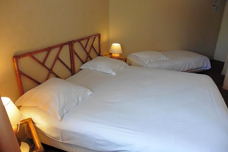 Hotel de l'Orme, Akena