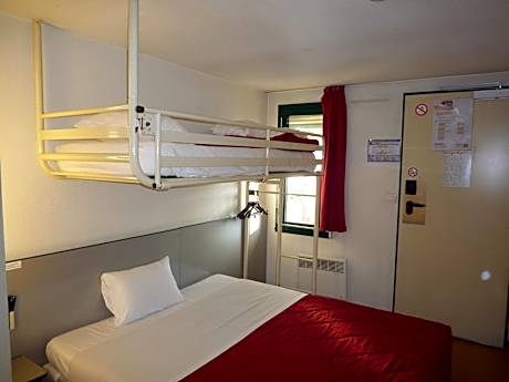 Triple Room (1 Double Bed + 1 Single Bed)