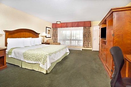 1 King Bed, One-Bedroom, Suite, Non-Smoking