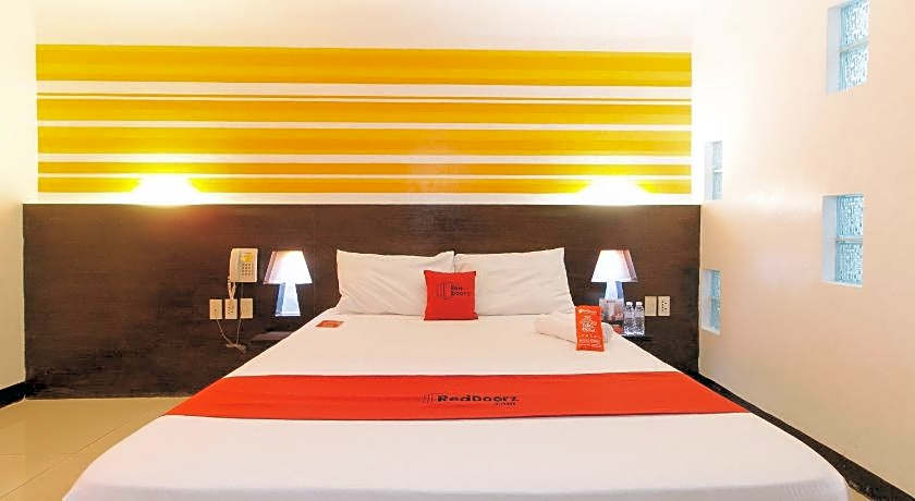 RedDoorz @ EL Runway Hotel Bulacan