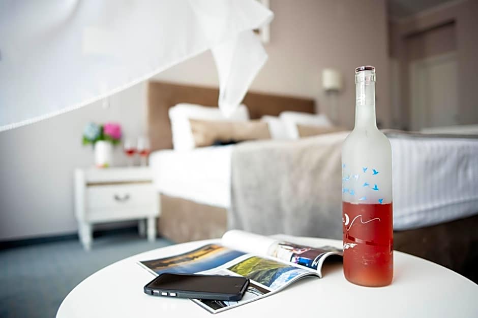 New Era Hotel Old Town - Covered paid parking within 10 minutes walk