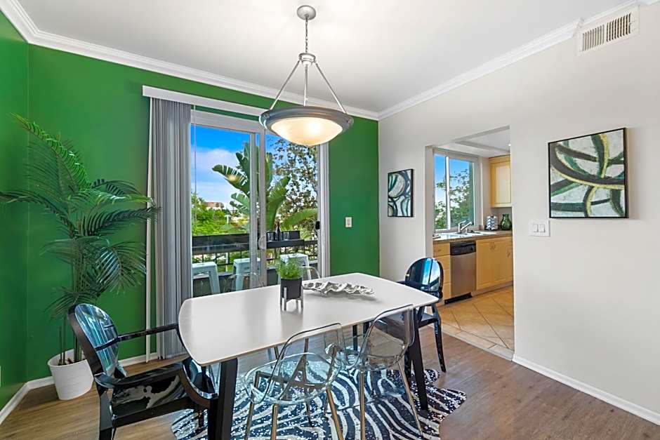 Beverly Hills Glamour Oasis 2 BR Apt with Parking 304