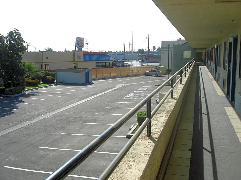 Bakersfield Inn & Suites