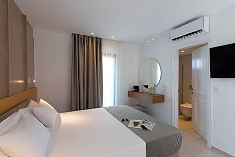 Deluxe Room Pool Front