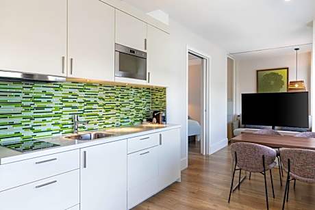 One Bedroom Suite with 1 Kingsize Bed and Sofabed