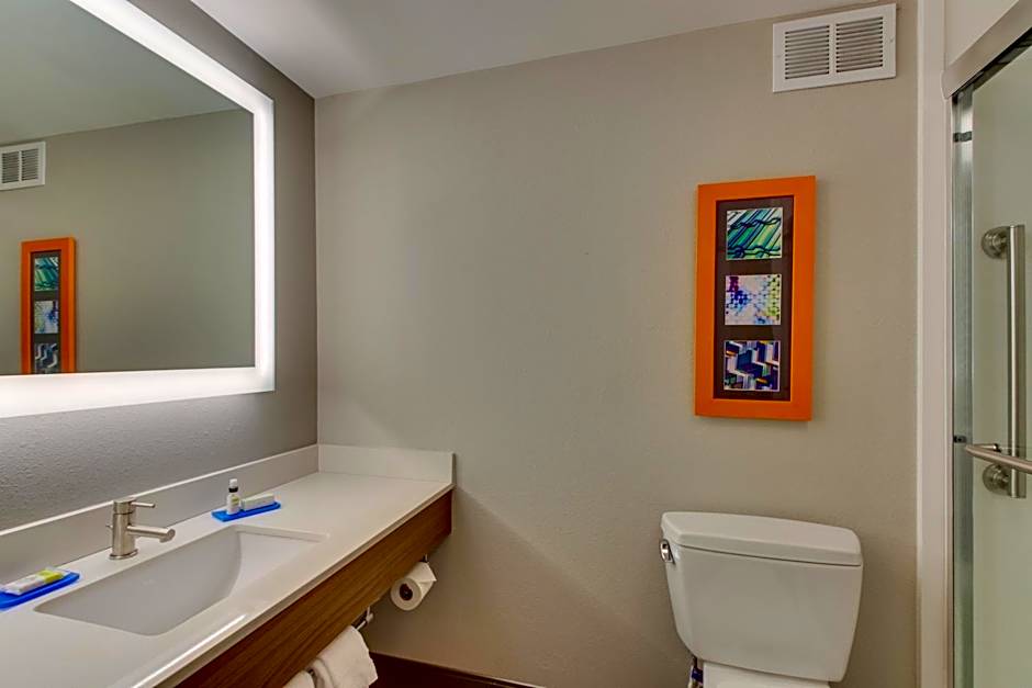 Holiday Inn Express & Suites Atlanta Perimeter Mall Hotel By IHG