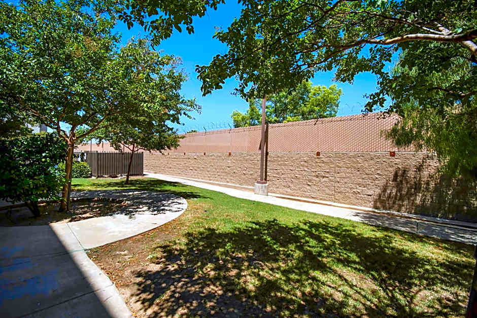 Studio 6 Bakersfield