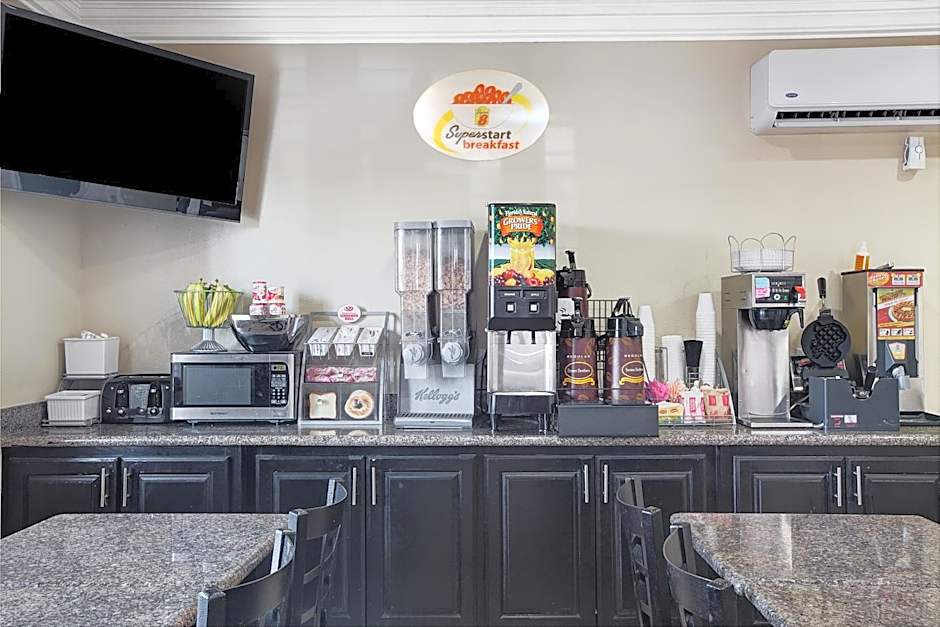 Super 8 by Wyndham Houston North I-45