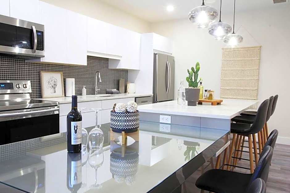 Executive Bsmt Suite, King Bed, 5 min to DT & Whyte Ave, Sleeps 6!