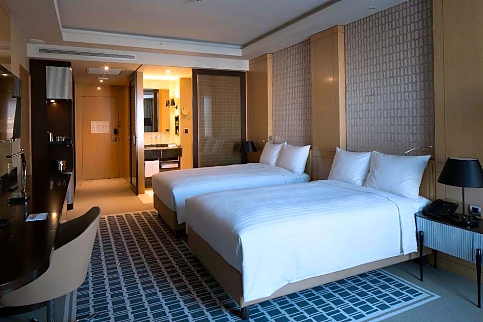 Photo 1 of 6 of 1 King Bed, View