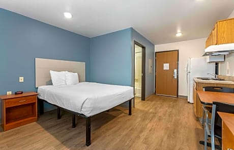 Standard Queen Room - Non-Smoking