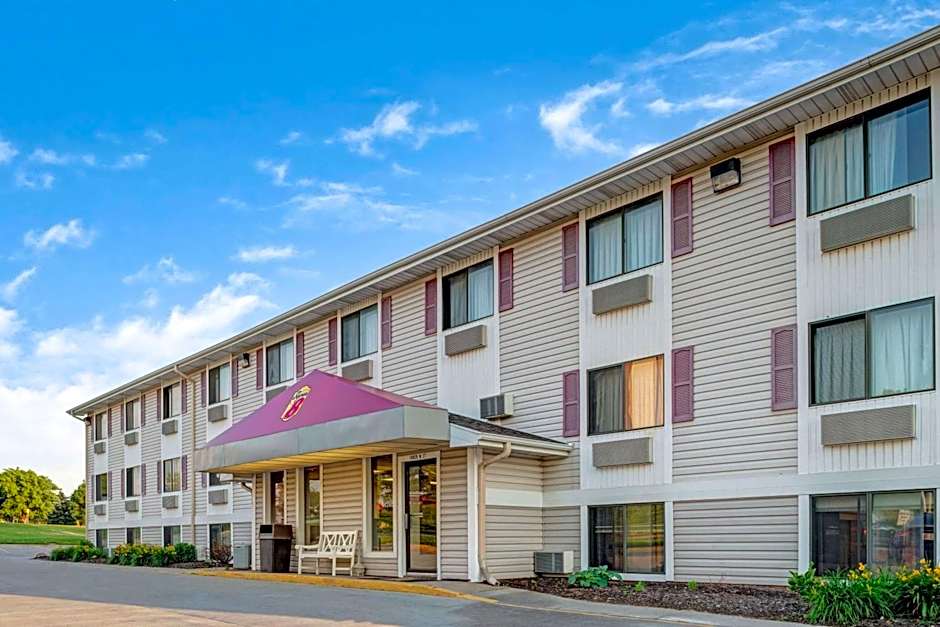 Super 8 by Wyndham Omaha I-80 West