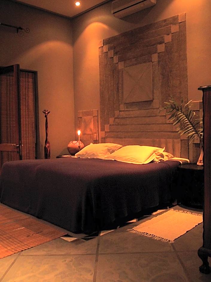 Tingala Lodge - Bed in the Bush