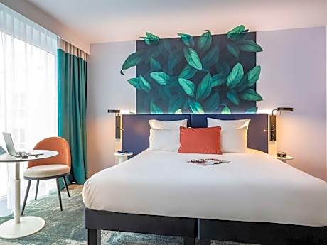 Standard Communication Room with One Double and Twin Single Beds