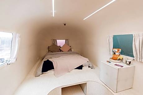 AIRSTREAM - Deluxe Queen Room