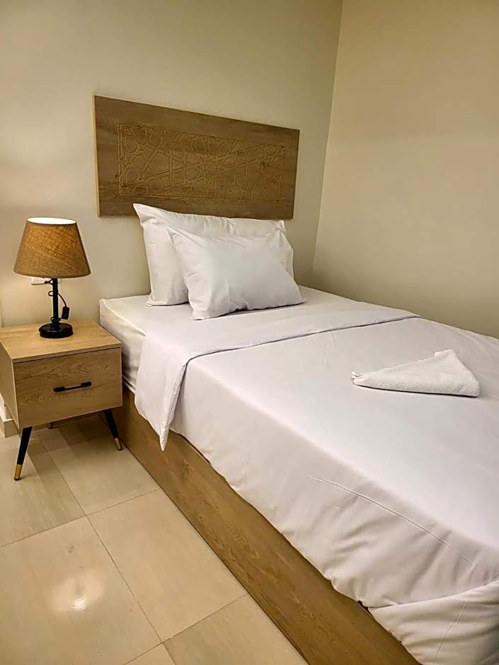 The Gate Hotel Front Pyramids & Sphinx View