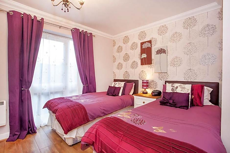 Riverbank View Three Bedroom Apartment with Free Parking