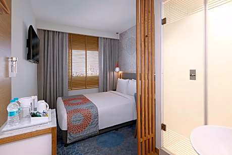 1 Queen Bed Deluxe Non Smoking with free laundromat