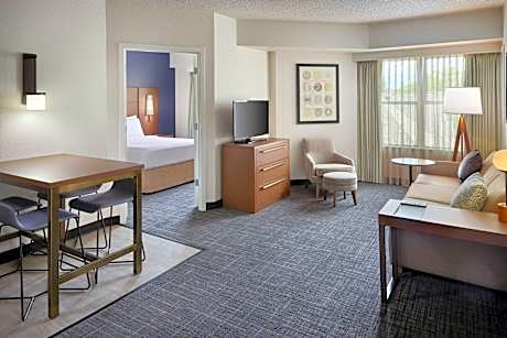 2 Bedroom Suite, Bedroom 1: 1 Queen, Bedroom 2: 1 Queen, Sofa bed