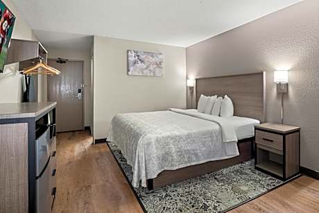 Premium King Room Smoke Free (Upgraded Bedding and Snack Box)