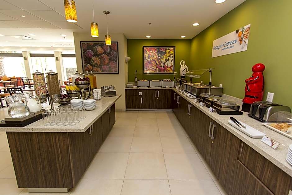Holiday Inn Express & Suites Guadalajara Aeropuerto By IHG