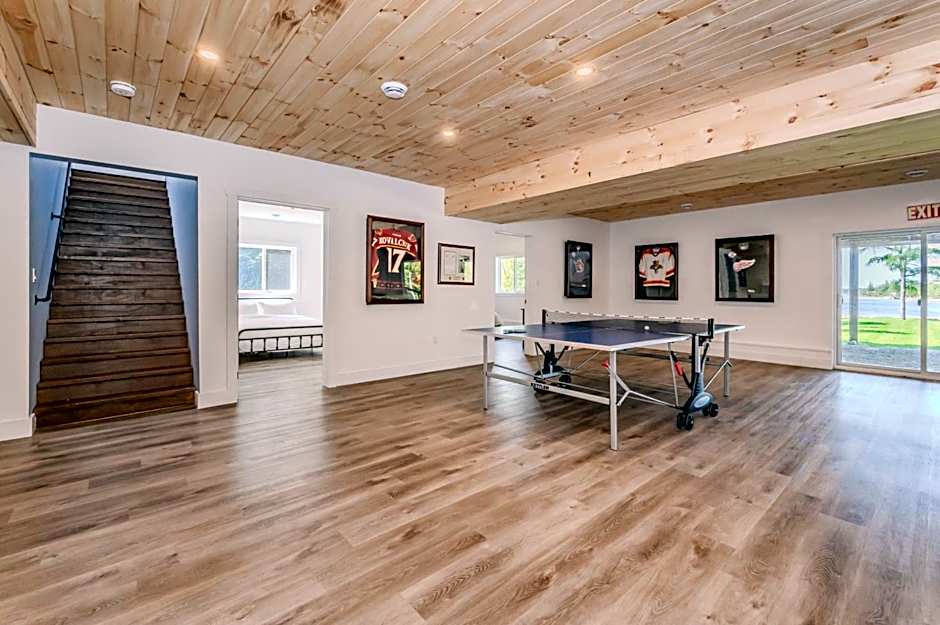 Luxury Lakefront Escape w Games Room