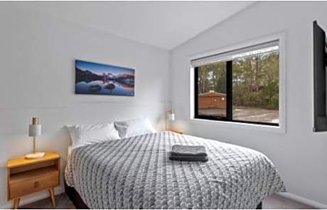 Deluxe Two-Bedroom Cabin with Two Queen Beds - Sleeps 4