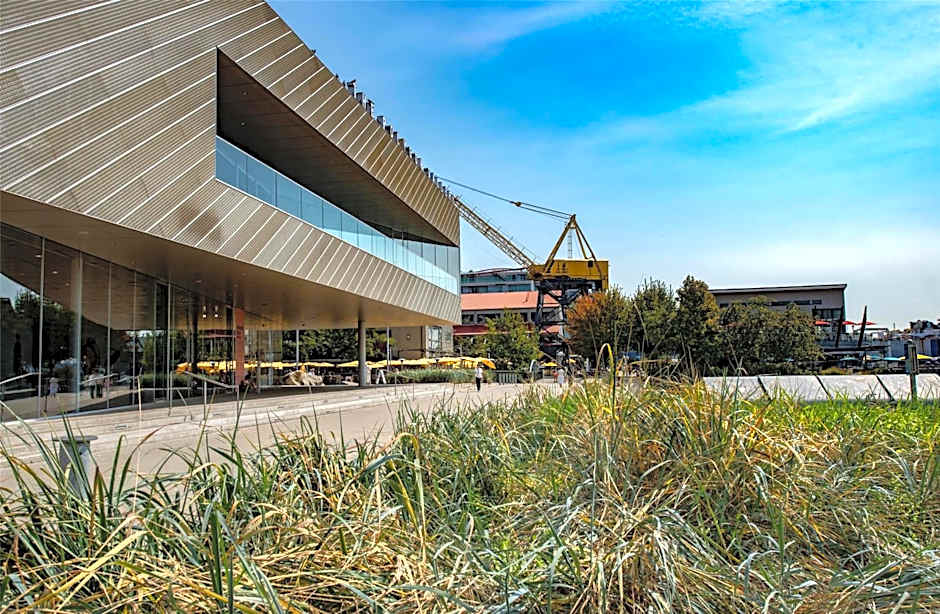 Coast Lonsdale Quay Hotel