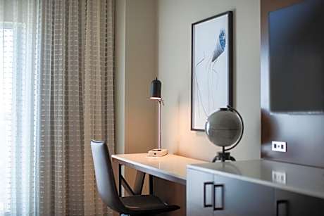 Guest Room with Tub - Mobility and Hearing Accessible