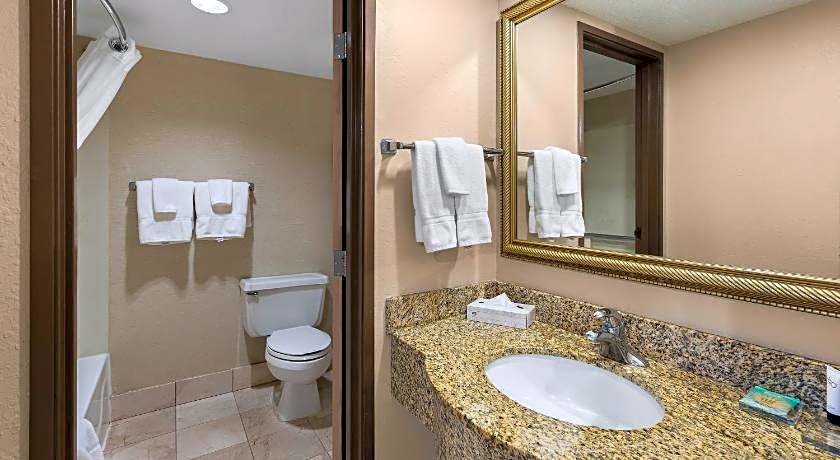 Hotel RL Cleveland Airport West