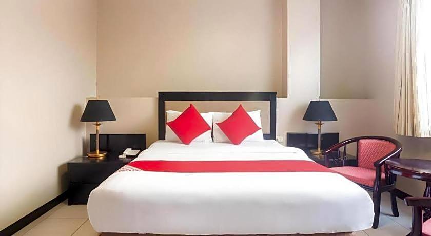 OYO 187 The Maxwell Hotel