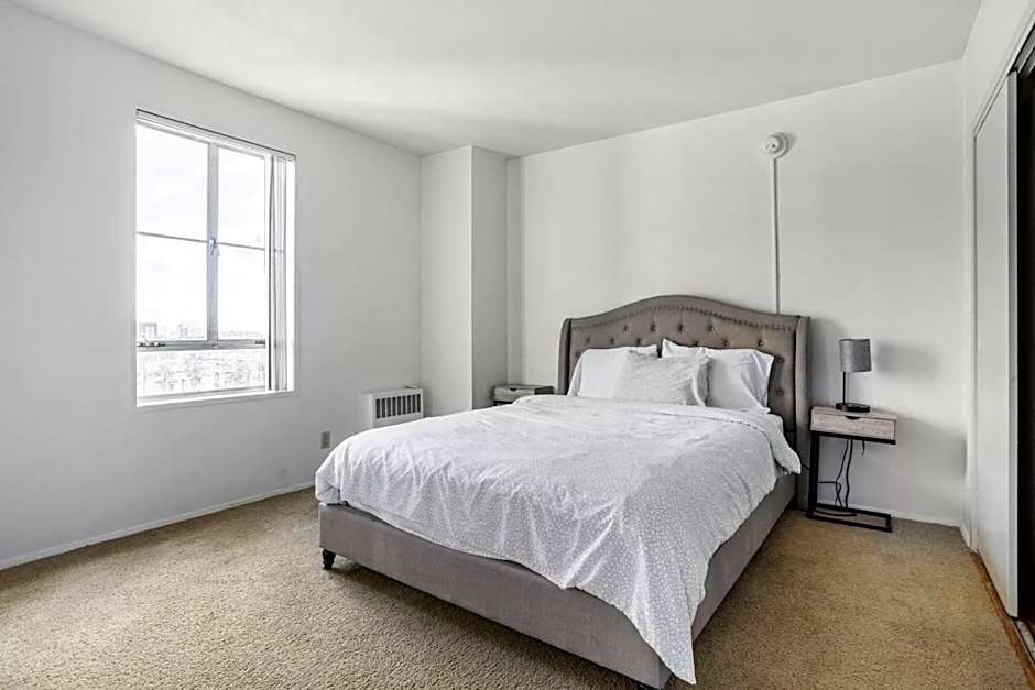 Spacious 2 Bedroom 2 Bathroom Unit Great Location