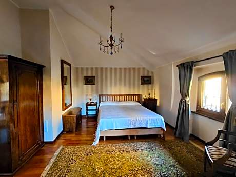 One-Bedroom Apartment with Lake View