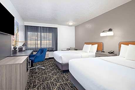 Queen Room with Bath Tub and Free WiFi - Mobility/Hearing Impaired Accessible