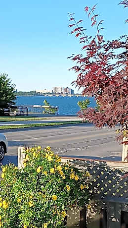 Waterfront Home Windsor ,On, Ca