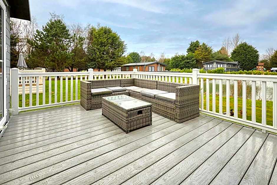 Sutton Lodge with Hot Tub