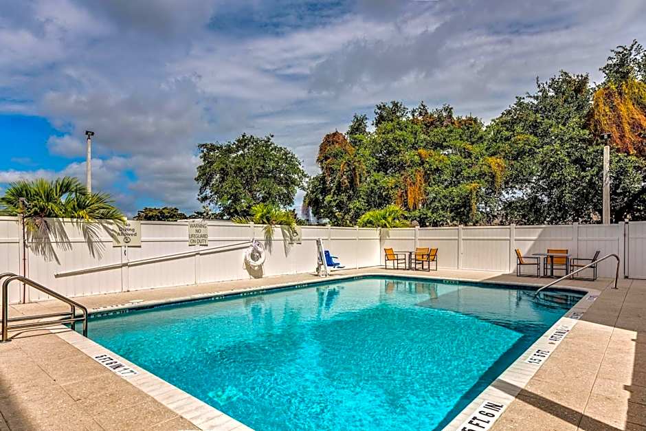 Holiday Inn Express & Suites Lantana By IHG