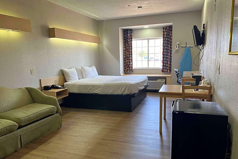 Days Inn & Suites by Wyndham Hutchinson