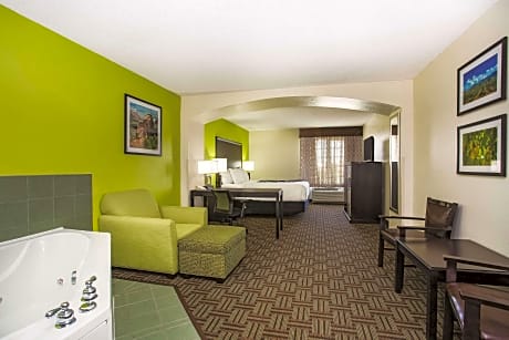 3 Queen Beds Deluxe Family Room Non-Smoking