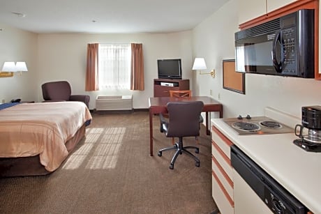 One-Bedroom Queen Room with Mobility Accessible Tub - Non-Smoking