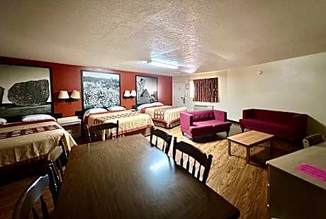 Studio Suite with Three Queen Beds - Non-Smoking