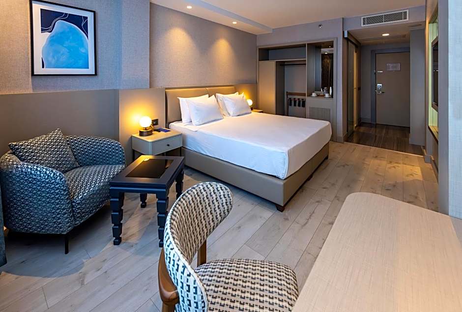 Photo 1 of 7 of 1 King Bed, Courtyard View