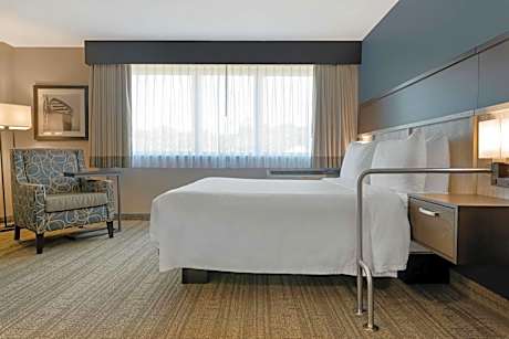 Queen Room with Roll-In Shower - Disability/Non-Smoking