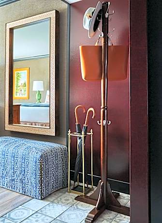 Grad King Room with Roll-In Shower and City View - Disability Access