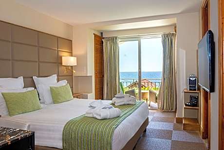 Family Room with Terrace and Sea View - Non-Smoking