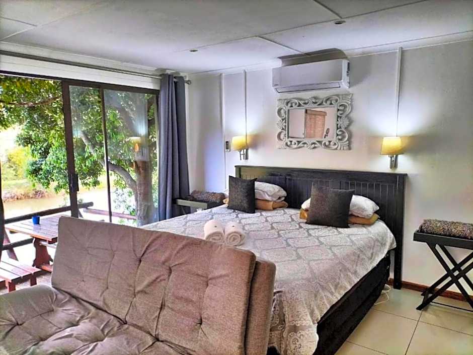 Old Mill Lodge, Seasonal Working Ostrich Farm & Restaurant, Oudtshoorn