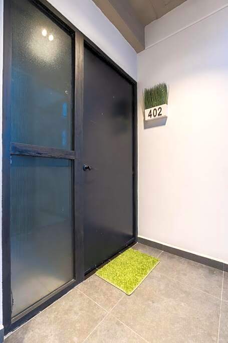 P402 Private balcony Apt 3Bdrm 2bth AC Rooftop